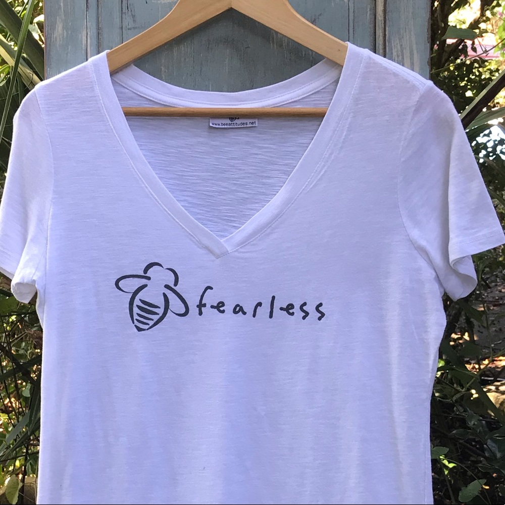 Bee Attitudes Be Fearless Graphic V-Neck T-shirt M